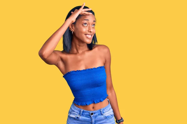 Ung Afrikansk Amerikansk Kvinde Iført Afslappet Sommertøj Meget Glad Smilende - Stock-foto