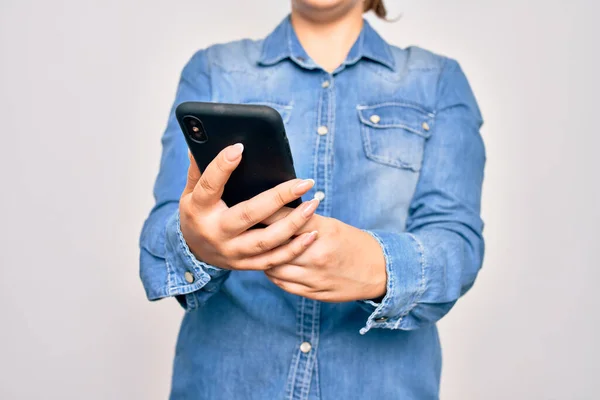 Jovem Mulher Caucasiana Conversando Usando Smartphone Sobre Fundo Branco Isolado — Fotografia de Stock