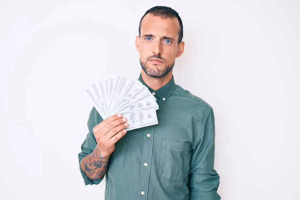 Junger Gutaussehender Mann Mit Tätowierung Dollars Der Hand Und Nüchternem — Stockfoto