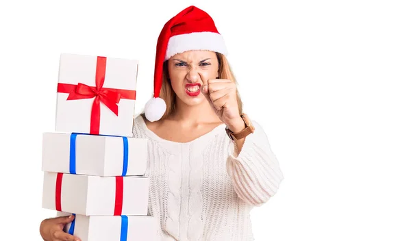 Beautiful Young Woman Wearing Christmas Hat Holding Gift Annoyed Frustrated — Stock Photo, Image