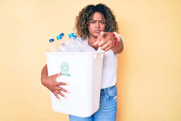 Joven Afroamericana Mujer Tamaño Grande Sosteniendo Papelera Reciclaje Con Botellas —  Fotos de Stock