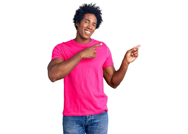 Snygg Afrikansk Amerikansk Man Med Afro Hår Bär Casual Rosa — Stockfoto