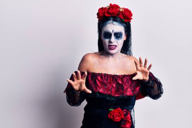 Meksika 'daki ölü makyajlı genç bir kadın tiksindirici bir ifade takındı. Tiksindirici bir tepki verdiği için tiksindirici ve ürkek bir ifade takındı.. 