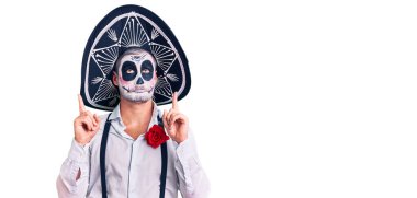 Arka planda ölü kostümü giymiş bir adam üzgün ve üzgün görünüyor, parmaklarıyla yön gösteriyor, mutsuz ve depresif.. 