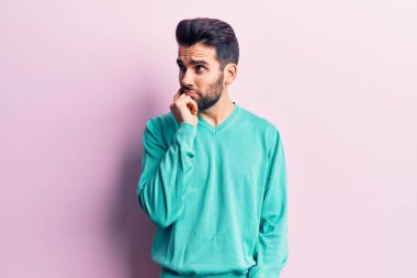 Sakallı, sıradan bir süveter giyen genç ve yakışıklı bir adam şüphe üzerine yoğunlaşmıştı. 