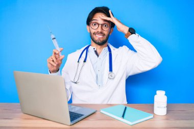 Klinikteki yakışıklı İspanyol doktor elinde şırıngayla gergin ve sinirli, şaşırmış ve sinirli bir yüz ifadesi vardı. 