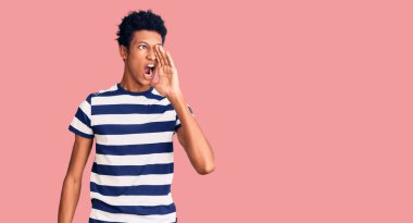 Sıradan kıyafetler giymiş genç Afro-Amerikalı adam el ele tutuşarak bağırıyor ve bağırıyordu. iletişim konsepti. 