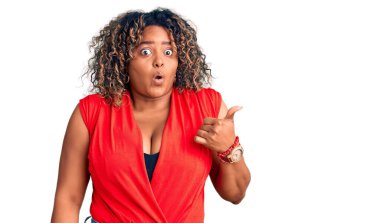 Genç Afro-Amerikan artı cüsseli kadın gündelik tarzda giyiniyor kolsuz gömleği var.. 