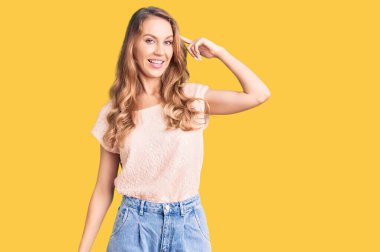 Sarışın, güzel, beyaz bir kadın. Tek parmakla gülümseyerek, harika bir fikir ya da düşünceyle, iyi bir hafızaya sahip. 