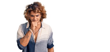 Yaz stili giyinen İspanyol genç adam kendini kötü hissediyor ve soğuk algınlığı veya bronşitin belirtisi olarak öksürüyor. sağlık hizmeti kavramı. 