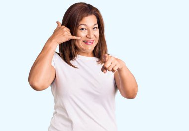 Orta yaşlı esmer kadın. 