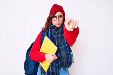 Kış eşarbı takan genç ve güzel bir kadın ve elinde bir kitapla kamerayı işaret eden bir öğrenci. Ve kendine güvenen bir jest. 