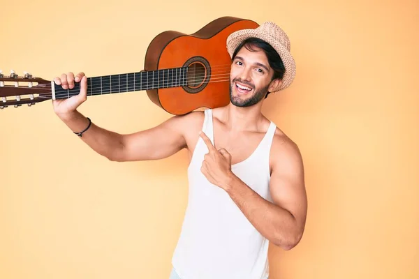Bel Homme Hispanique Avec Guitare Classique Souriant Heureux Pointant Avec — Photo