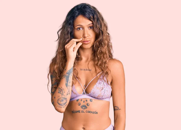 Mulher Hispânica Jovem Com Tatuagem Vestindo Boca Lingerie Lábios Fechados — Fotografia de Stock