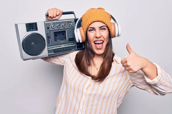 Joven Hermosa Mujer Morena Escuchando Música Usando Boombox Vintage Auriculares — Foto de Stock