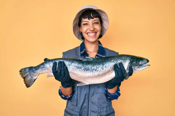 Mulher Bonita Pescador Morena Mostrando Salmão Cru Sorrindo Com Sorriso — Fotografia de Stock