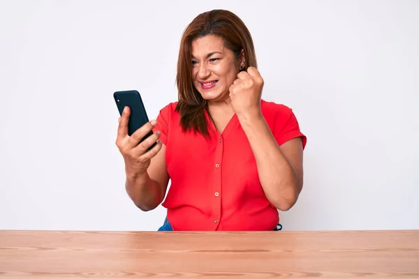 Middelbare Leeftijd Brunette Hispanic Vrouw Met Behulp Van Smartphone Zitten — Stockfoto