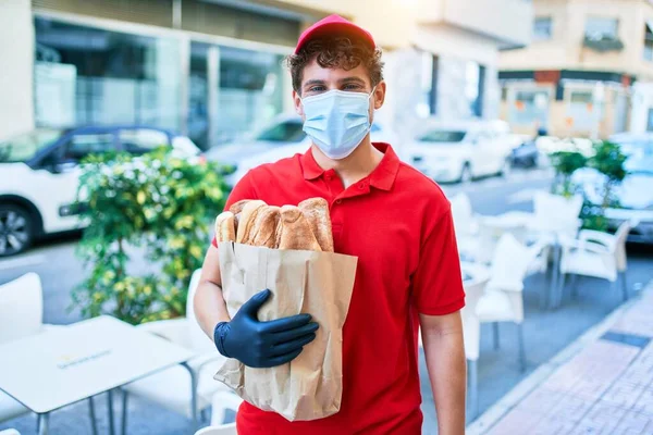 Young Caucasian Delivery Man Wearing Coronavirus Protection Medical Mask Holding — Stock Photo, Image