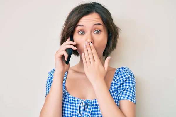 Ung Vacker Flicka Har Samtal Talar Smartphone Täcker Munnen Med — Stockfoto