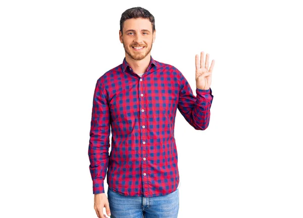 Hezký Mladý Muž Medvědem Sobě Ležérní Košili Ukazuje Ukazuje Prsty — Stock fotografie