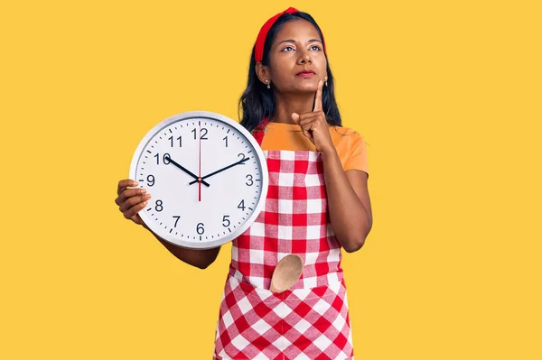 Joven Chica India Usando Delantal Cocinero Sosteniendo Gran Reloj Cara —  Fotos de Stock