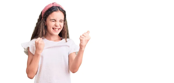 Mignon Enfant Hispanique Fille Portant Shirt Blanc Occasionnel Célébrant Surpris — Photo