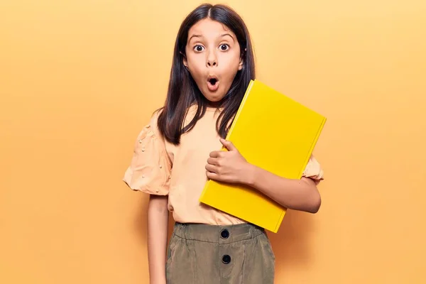 Menina Bonita Segurando Livro Assustado Espantado Com Boca Aberta Para — Fotografia de Stock