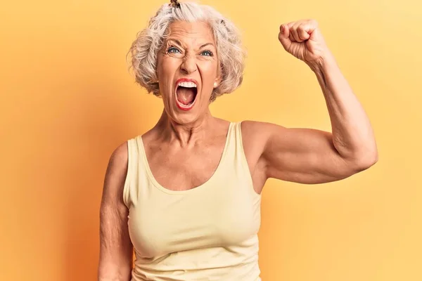 Yaşlı Gri Saçlı Günlük Kıyafetler Giyen Kızgın Kızgın Bir Kadın — Stok fotoğraf