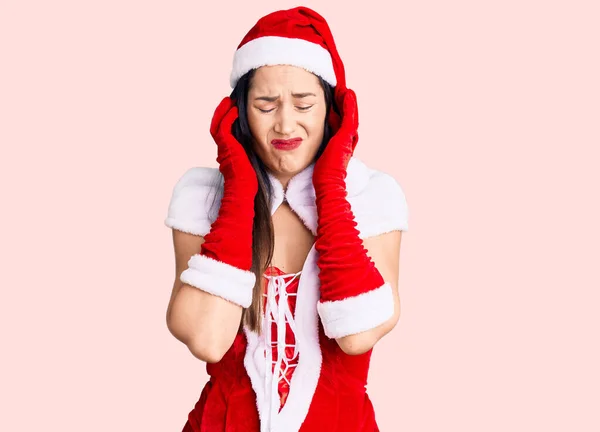 Ung Vacker Kaukasiska Kvinna Bär Santa Claus Kostym Täcker Öronen — Stockfoto