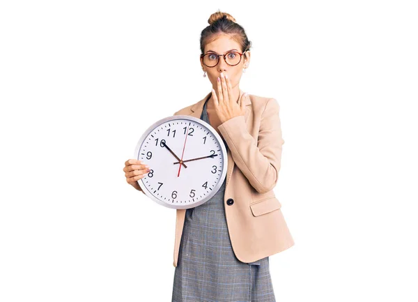 Mooie Kaukasische Vrouw Met Blond Haar Dragen Van Business Jas — Stockfoto