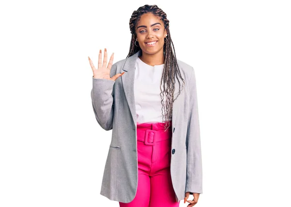 Ung Afrikansk Amerikansk Kvinna Med Flätor Bär Affärskläder Visar Och — Stockfoto