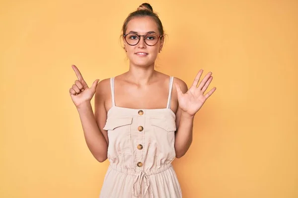 Beautiful Caucasian Woman Wearing Summer Dress Showing Pointing Fingers Number — Stock Photo, Image