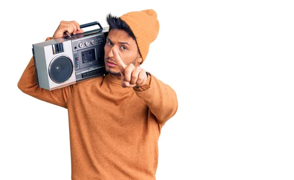 Hezký Latinskoamerický Mladík Který Drží Boombox Poslouchá Hudbu Ukazující Prstem — Stock fotografie