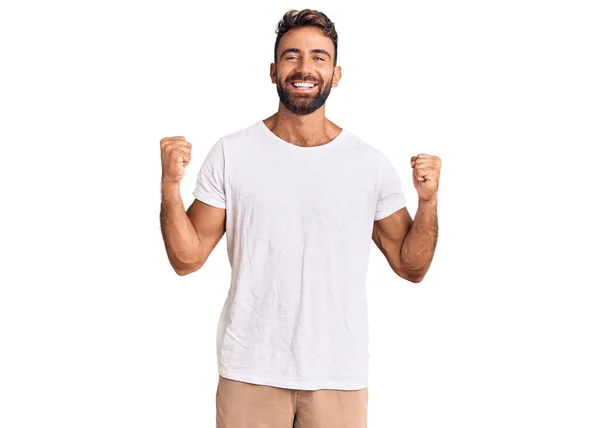 Junger Hispanischer Mann Lässigem Weißem Shirt Der Überrascht Und Erstaunt — Stockfoto