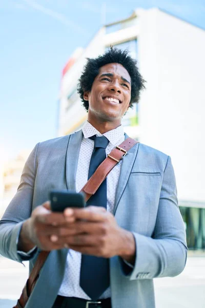 Jovem Empresário Afro Americano Vestindo Terno Sorrindo Feliz Com Sorriso — Fotografia de Stock