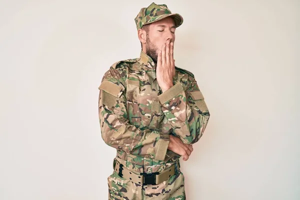 Young Caucasian Man Wearing Camouflage Army Uniform Bored Yawning Tired — Stock Photo, Image