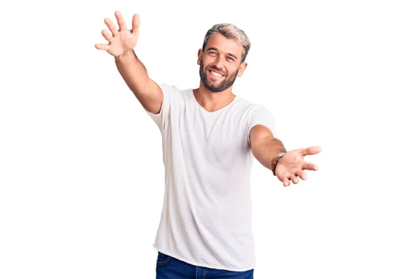 Joven Hombre Rubio Guapo Con Camiseta Casual Mirando Cámara Sonriendo — Foto de Stock