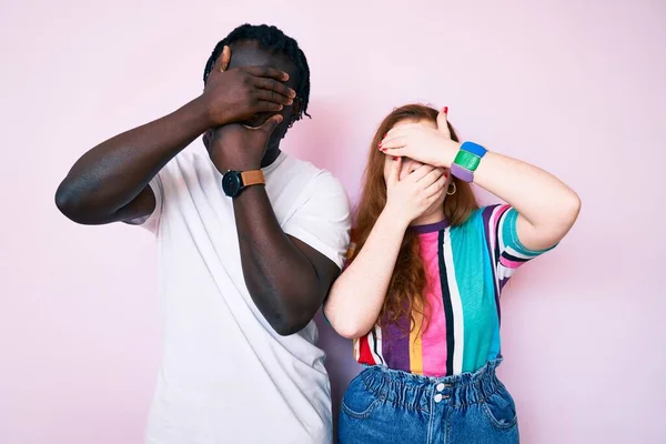 Couple Interracial Portant Des Vêtements Décontractés Couvrant Les Yeux Bouche — Photo
