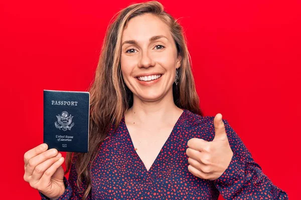 Joven Hermosa Mujer Rubia Con Pasaporte Los Estados Unidos América —  Fotos de Stock