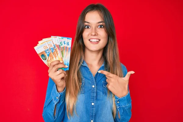 Mulher Branca Bonita Segurando Notas Franco Suíço Sorrindo Feliz Apontando — Fotografia de Stock