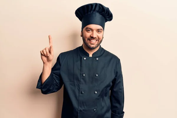 Joven Hombre Hispano Con Uniforme Cocina Sonriendo Con Una Idea — Foto de Stock