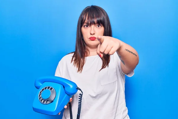 Ung Storlek Kvinna Håller Vintage Telefon Pekar Med Fingret Kameran — Stockfoto