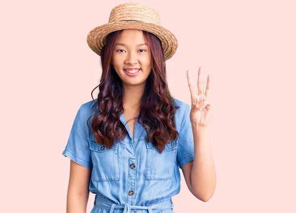 Νεαρή Όμορφη Κινέζα Κοπέλα Φοράει Καλοκαιρινό Καπέλο Δείχνει Και Δείχνει — Φωτογραφία Αρχείου