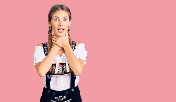 Vacker Kaukasisk Kvinna Med Blont Hår Oktoberfest Traditionella Kläder Skriker — Stockfoto