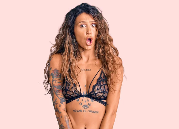 Ung Latinamerikansk Kvinna Med Tatuering Klädd Underkläder Rädd Och Chockad — Stockfoto