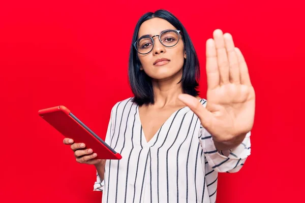 Young Beautiful Latin Woman Holding Touchpad Open Hand Doing Stop — Stock Photo, Image