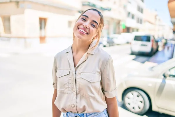 Jovem Bela Loira Caucasiana Mulher Sorrindo Feliz Livre Dia Ensolarado — Fotografia de Stock