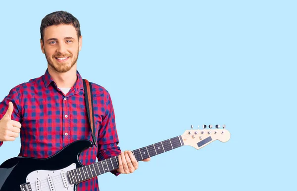 Jovem Bonito Com Urso Tocando Guitarra Elétrica Sorrindo Feliz Positivo — Fotografia de Stock