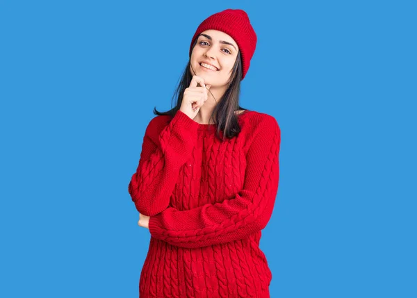 Młoda Piękna Dziewczyna Nosi Sweter Wełnianą Czapkę Patrząc Pewnie Aparat — Zdjęcie stockowe