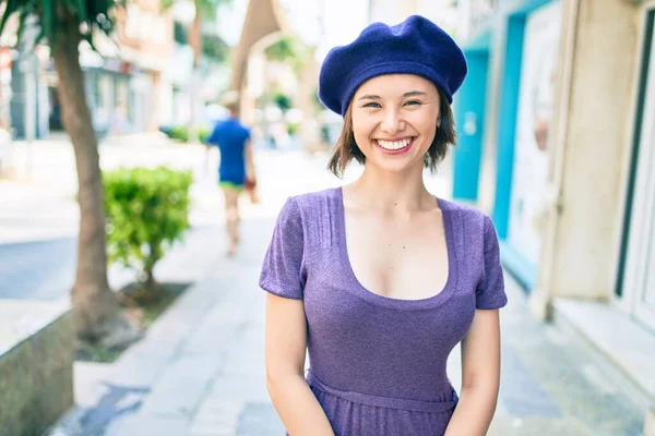 Giovane Bella Ragazza Sorridente Felice Con Stile Francese Piedi Strada — Foto Stock